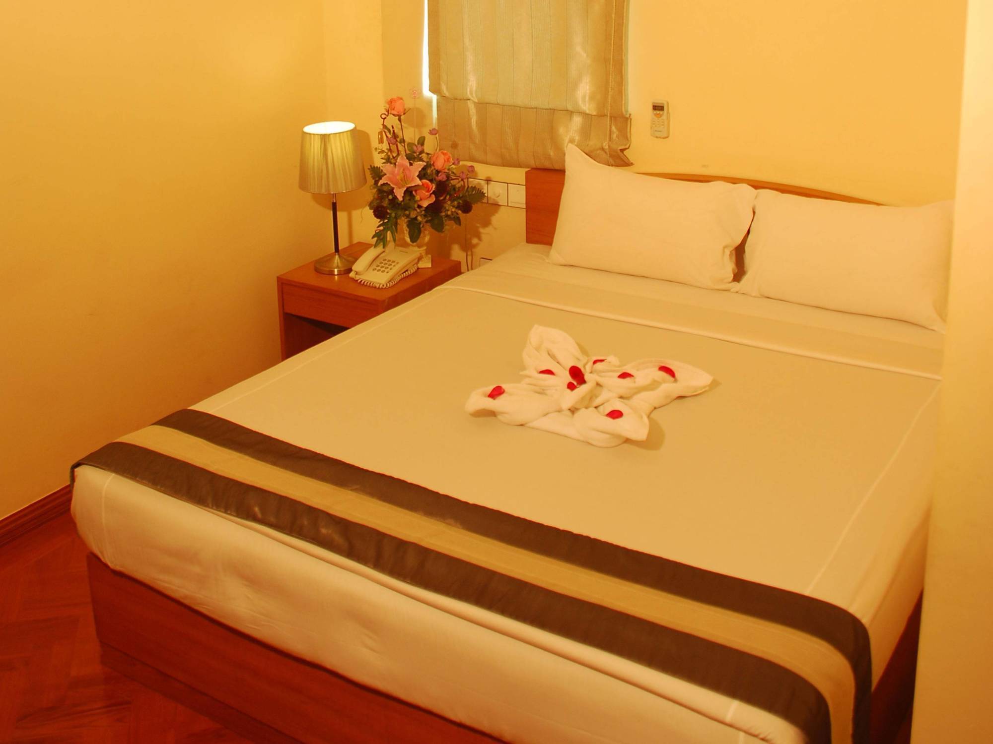 Pleasure View Hotel Yangon Exterior photo
